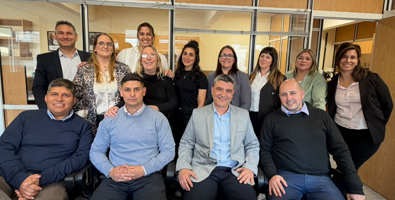 Equipo de ArgenConsultores reunido en la oficina